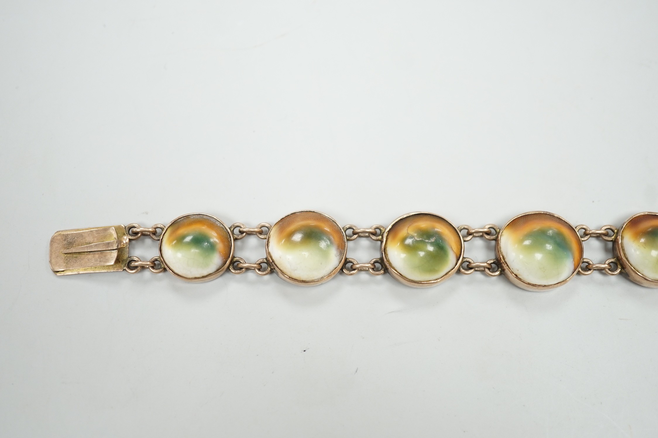 An early 20th century yellow metal and shell set bracelet (clasp shell missing), approx. 18cm, gross weight 26.8 grams.